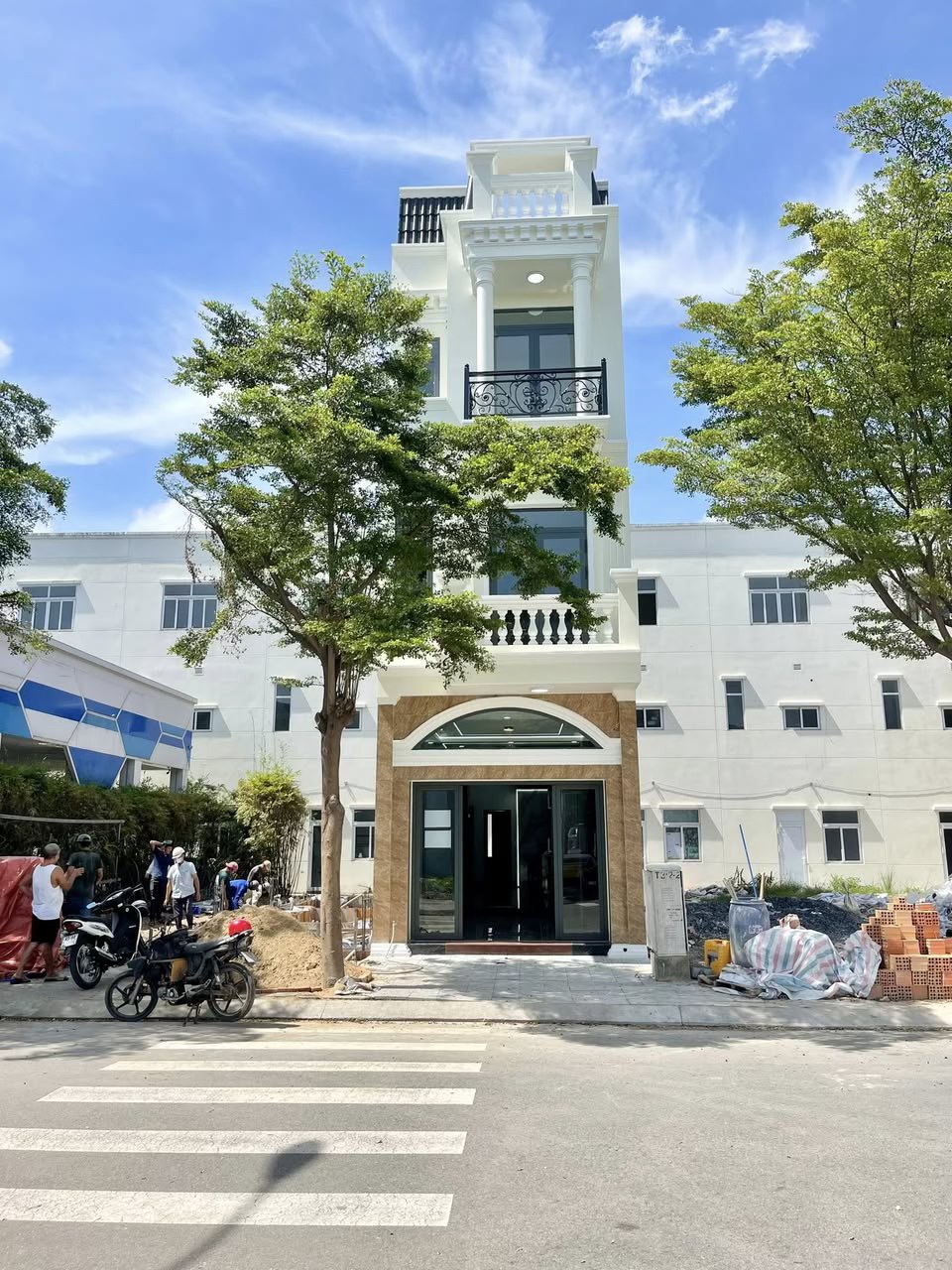 Nhà phố tân cổ điển 